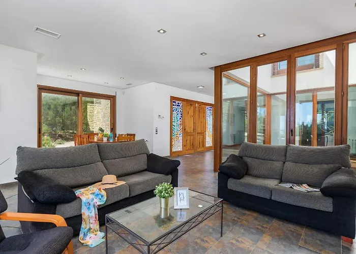 Anis - Plusholidays *